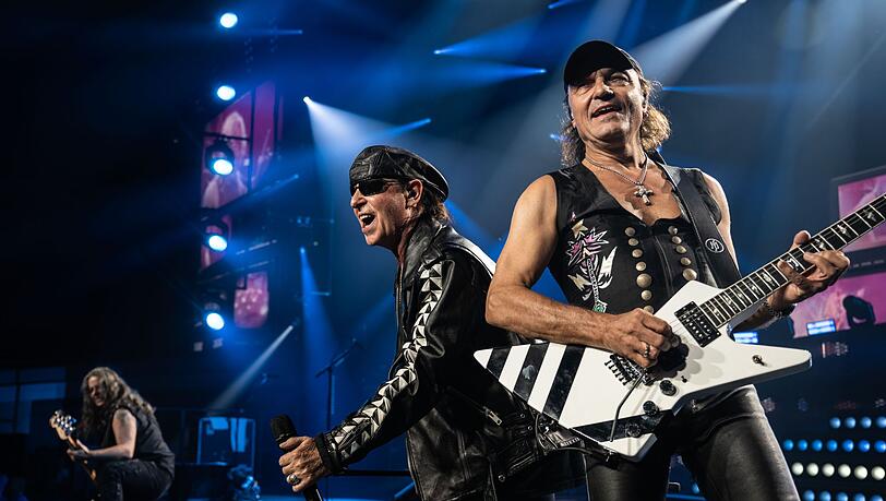 Matthias Jabs, Gitarrist der Scorpions (rechts, hier an der Seite von Frontmann Klaus Meine) hat sich verletzt. (Archivbild) Matthias Jabs, Gitarrist der Scorpions (rechts, hier an der Seite von Frontmann Klaus Meine) hat sich verletzt. (Archivbild)