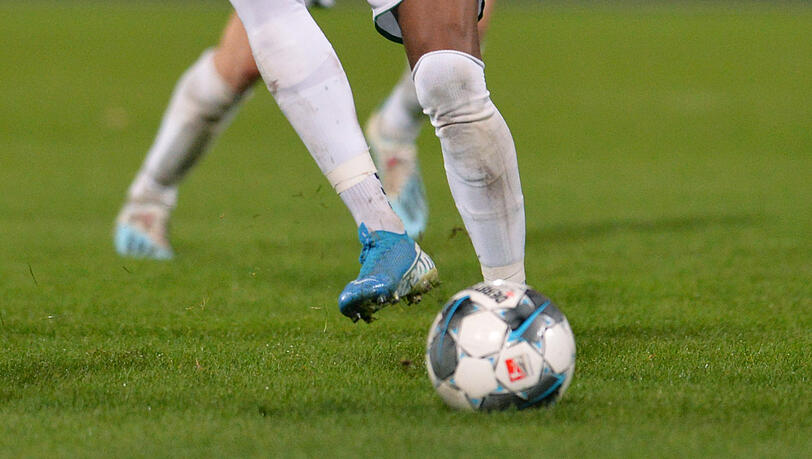 Wird sich bald der erste aktive Profi-Fußballer in Deutschland als schwul outen? (Symbolbild) Wird sich bald der erste aktive Profi-Fußballer in Deutschland als schwul outen? (Symbolbild)