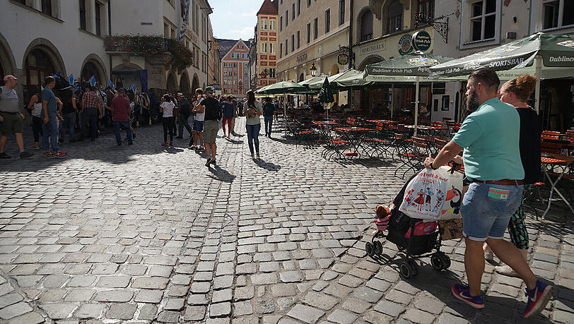 Auf dem Kopfsteinpflaster am Hofbräuhaus holpert es mit dem Kinderwagen momentan noch recht ordentlich. Auf dem Kopfsteinpflaster am Hofbräuhaus holpert es mit dem Kinderwagen momentan noch recht ordentlich.