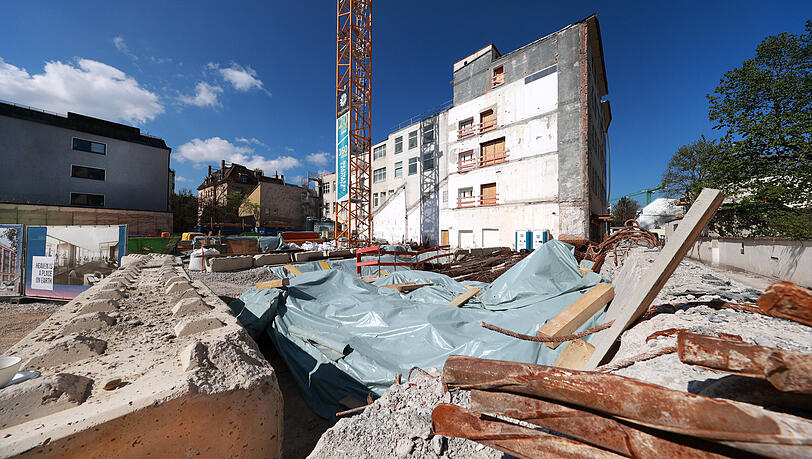 Das künftige „Rockhausen“ der Rock Capital Group: Zwischen Nymphenburger Straße und Lothstraße sollen bis Mitte 2028 Büroflächen für 1000 Menschen entstehen. Zwei Gebäude wurden abgerissen, drei werden saniert oder umgestaltet. Das künftige „Rockhausen“ der Rock Capital Group: Zwischen Nymphenburger Straße und Lothstraße sollen bis Mitte 2028 Büroflächen für 1000 Menschen entstehen. Zwei Gebäude wurden abgerissen, drei werden saniert oder umgestaltet.