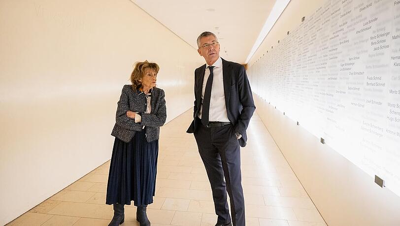 Der sichtlich bewegte Bayern-Präsident Herbert Hainer mit IKG-Präsidentin Charlotte Knobloch im 32 Meter langen Gang der Erinnerung, der die Synagoge unterirdisch mit dem Gemeindezentrum verbindet. Der sichtlich bewegte Bayern-Präsident Herbert Hainer mit IKG-Präsidentin Charlotte Knobloch im 32 Meter langen Gang der Erinnerung, der die Synagoge unterirdisch mit dem Gemeindezentrum verbindet.