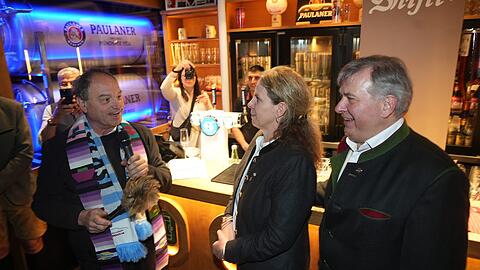 Pfarrer Schießler trägt einen Löwen-Schal unter seiner Stola, als er die Paulaner Sportsbar von Christine und Lorenz Stiftl segnet. Das Bier fließt hier aus geeisten Zapfhähnen. Auf 14 Bildschirmen werden Liveübertragungen gezeigt. Pfarrer Schießler trägt einen Löwen-Schal unter seiner Stola, als er die Paulaner Sportsbar von Christine und Lorenz Stiftl segnet. Das Bier fließt hier aus geeisten Zapfhähnen. Auf 14 Bildschirmen werden Liveübertragungen gezeigt.