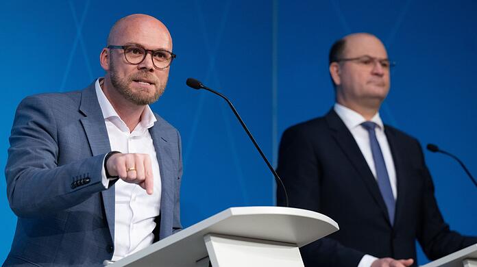 Fabian Mehring (links) und Albert Füracker: Streit beigelegt. Oder nicht? (Archivbild) Fabian Mehring (links) und Albert Füracker: Streit beigelegt. Oder nicht? (Archivbild)