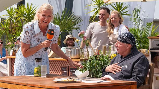 Im "ZDF-Fernsehgarten" waren bei Johann Lafer die Auswirkungen der Chemotherapie deutlich sichtbar: Sein markanter Schnurrbart ist fast komplett verschwunden und seine Glatze versteckte er unter einem Kopftuch. Im "ZDF-Fernsehgarten" waren bei Johann Lafer die Auswirkungen der Chemotherapie deutlich sichtbar: Sein markanter Schnurrbart ist fast komplett verschwunden und seine Glatze versteckte er unter einem Kopftuch.
