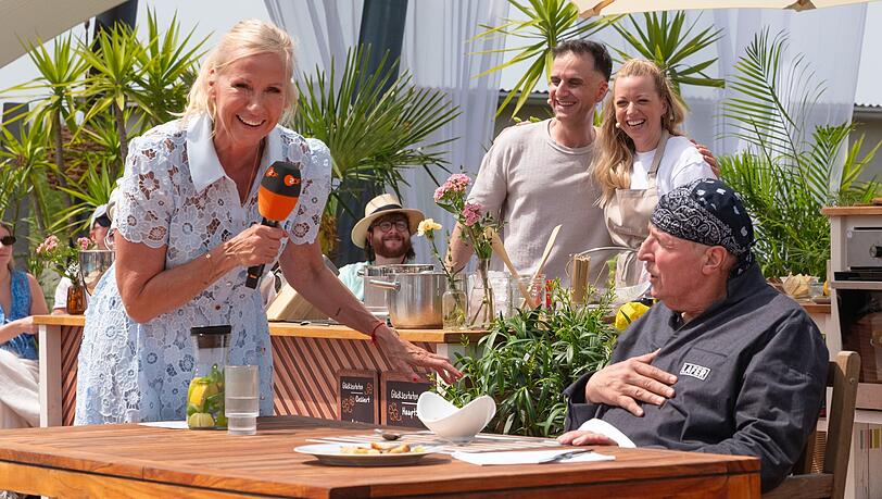 Im "ZDF-Fernsehgarten" waren bei Johann Lafer die Auswirkungen der Chemotherapie deutlich sichtbar: Sein markanter Schnurrbart ist fast komplett verschwunden und seine Glatze versteckte er unter einem Kopftuch. Im "ZDF-Fernsehgarten" waren bei Johann Lafer die Auswirkungen der Chemotherapie deutlich sichtbar: Sein markanter Schnurrbart ist fast komplett verschwunden und seine Glatze versteckte er unter einem Kopftuch.