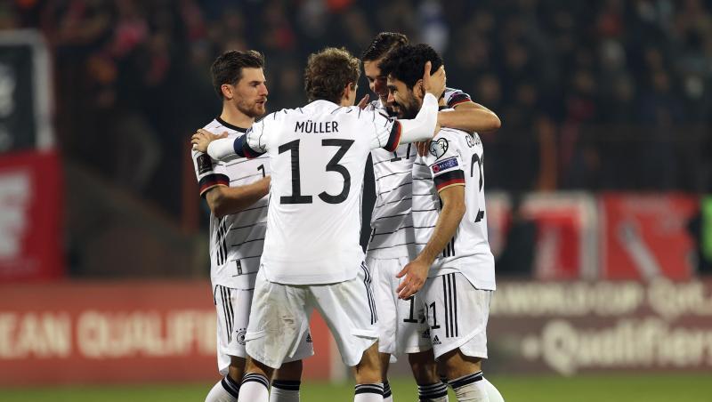 Die DFB-Elf um Doppelpacker Ilkay Gündogan (r) setzte sich souverän in Armenien durch. Die DFB-Elf um Doppelpacker Ilkay Gündogan (r) setzte sich souverän in Armenien durch.