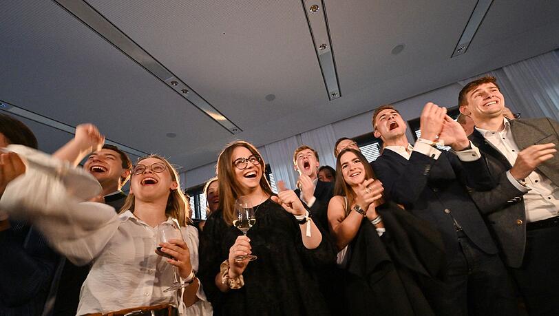 Anhänger der CSU reagieren bei der Wahlparty nach der Bekanntgabe der ersten Prognose. Anhänger der CSU reagieren bei der Wahlparty nach der Bekanntgabe der ersten Prognose.