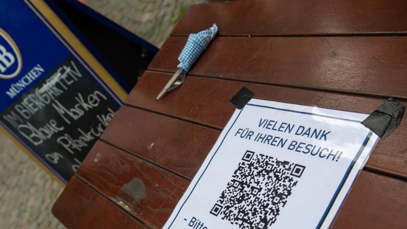 Ein Schild mit einem Barcode klebt auf einem Tisch am Ausgang eines Biergartens. Foto: Peter Kneffel/dpa/Archivbild Ein Schild mit einem Barcode klebt auf einem Tisch am Ausgang eines Biergartens. Foto: Peter Kneffel/dpa/Archivbild