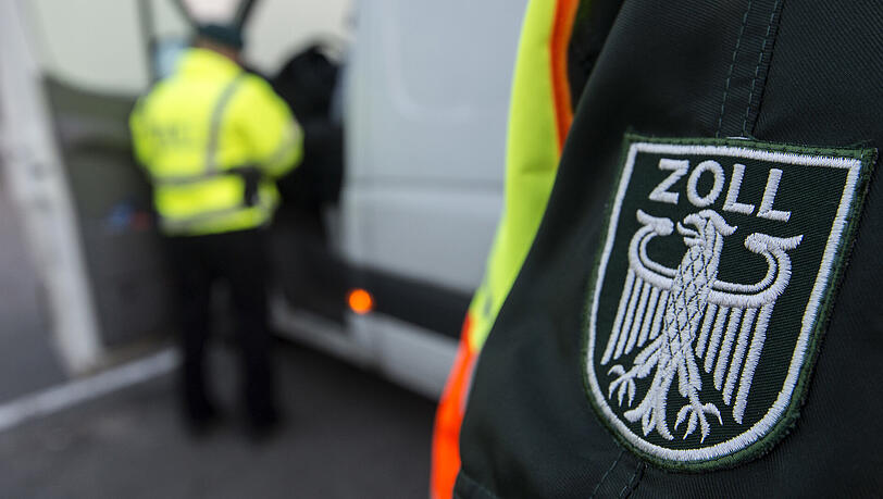 Zoll und Steuerfahndung sind mit einer Razzia bei Wach- und Sicherheitsfirmen in sieben Bundesländern gegen Schwarzarbeit vorgegangen. Zoll und Steuerfahndung sind mit einer Razzia bei Wach- und Sicherheitsfirmen in sieben Bundesländern gegen Schwarzarbeit vorgegangen.