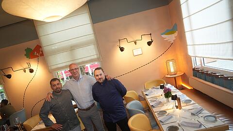 Laden im Februar zur "Ess-Klasse" ins Mona: Souschef Yusuf Kilic, Chef Florian August und Küchenchef Tobias Borean. Laden im Februar zur "Ess-Klasse" ins Mona: Souschef Yusuf Kilic, Chef Florian August und Küchenchef Tobias Borean.