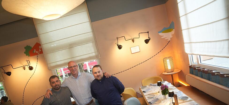 Laden im Februar zur "Ess-Klasse" ins Mona: Souschef Yusuf Kilic, Chef Florian August und Küchenchef Tobias Borean. Laden im Februar zur "Ess-Klasse" ins Mona: Souschef Yusuf Kilic, Chef Florian August und Küchenchef Tobias Borean.