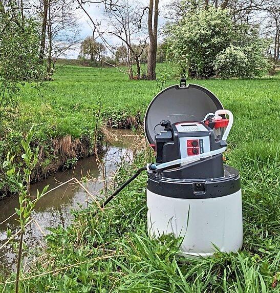 Mit diesem Gerät wurde das Wasser automatisch entnommen. Mit diesem Gerät wurde das Wasser automatisch entnommen.
