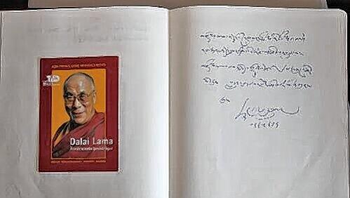 Nicht leicht zu entziffern: der Eintrag des Dalai Lama. Nicht leicht zu entziffern: der Eintrag des Dalai Lama.