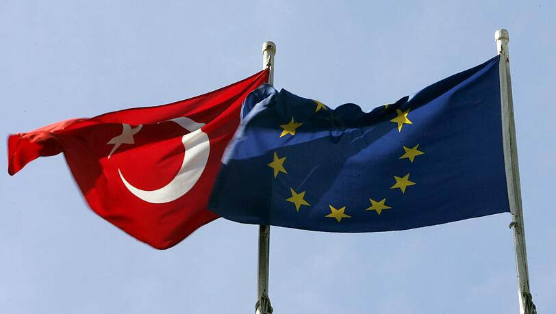 Wegen der Flüchtlingskrise nähern sich die Europäische Union und die Türkei. Wegen der Flüchtlingskrise nähern sich die Europäische Union und die Türkei.