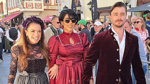 Christine Neubauer mit Sohn Lambert jr. und dessen Freundin in München. Christine Neubauer mit Sohn Lambert jr. und dessen Freundin in München.