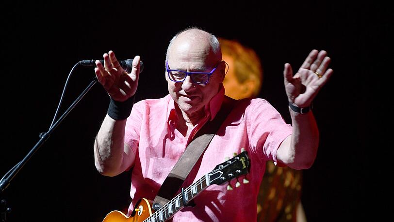 Der Gitarrist Mark Knopfler in der Münchner Olympiahalle. Der Gitarrist Mark Knopfler in der Münchner Olympiahalle.