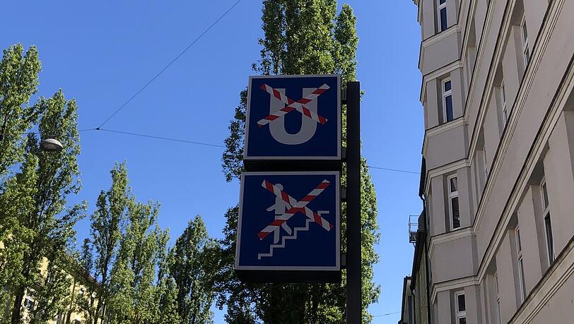 Seit Montag weisen die Schilder an den U-Bahn-Stationen Poccistraße und Goetheplatz auf die Sperrung hin, die in der ersten Phase der Bauarbeiten vier Monate andauern wird. Seit Montag weisen die Schilder an den U-Bahn-Stationen Poccistraße und Goetheplatz auf die Sperrung hin, die in der ersten Phase der Bauarbeiten vier Monate andauern wird.