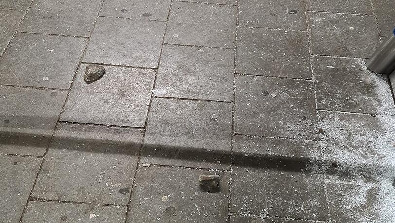 Die Beamten stellten vor Ort Schottersteine sicher, zudem war anhand von Schuhabdrücke zu erkennen, dass versucht worden war, die Scheibe einzutreten. Die Beamten stellten vor Ort Schottersteine sicher, zudem war anhand von Schuhabdrücke zu erkennen, dass versucht worden war, die Scheibe einzutreten.