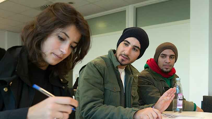 Ein paar Flüchtlinge konnten bereits in den Arbeitsmarkt integriert werden. Voraussetzung sind ausreichende Deutsch-Kenntnisse. Ein paar Flüchtlinge konnten bereits in den Arbeitsmarkt integriert werden. Voraussetzung sind ausreichende Deutsch-Kenntnisse.
