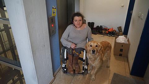 Heidrun Graf mit ihrem Hund Franzi neben dem defekten Fahrstuhl. Heidrun Graf mit ihrem Hund Franzi neben dem defekten Fahrstuhl.