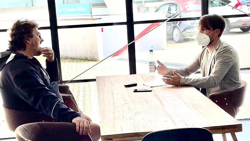 "Meine Vertragsunterschrift ist nur noch eine Frage von Tagen", sagt FCBB-Coach Andrea Trinchieri, hier im Gespräch mit AZ-Reporter Julian Buhl im BayWa-Pavillon. "Meine Vertragsunterschrift ist nur noch eine Frage von Tagen", sagt FCBB-Coach Andrea Trinchieri, hier im Gespräch mit AZ-Reporter Julian Buhl im BayWa-Pavillon.