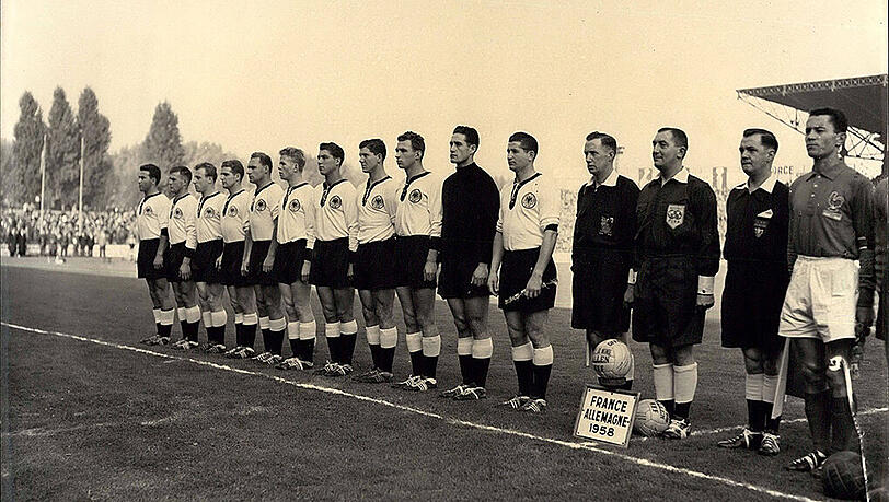 28. Juni 1958 in Göteborg/Schweden Frankreich - Deutschland 6:3 (WM, Spiel um Platz drei): An diesem Tag spielte Deutschland fast nur gegen einen, Just Fontaine - und verlor das Spiel um Platz drei bei der WM in Schweden gegen Frankreich mit 3:6. Fontaine erzielte vier der sechs französischen Tore. 13 Treffer schoss Fontaine damals in nur sechs WM-Spielen und stellte damit einen Rekord auf, den nicht einmal Bomber Gerd Müller knacken konnte. 28. Juni 1958 in Göteborg/Schweden Frankreich - Deutschland 6:3 (WM, Spiel um Platz drei): An diesem Tag spielte Deutschland fast nur gegen einen, Just Fontaine - und verlor das Spiel um Platz drei bei der WM in Schweden gegen Frankreich mit 3:6. Fontaine erzielte vier der sechs französischen Tore. 13 Treffer schoss Fontaine damals in nur sechs WM-Spielen und stellte damit einen Rekord auf, den nicht einmal Bomber Gerd Müller knacken konnte.