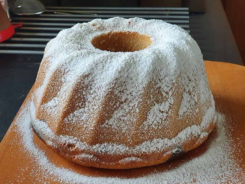 Mit zerkleinerten Plätzchenresten kann man auch leckere Kuchen backen. Mit zerkleinerten Plätzchenresten kann man auch leckere Kuchen backen.