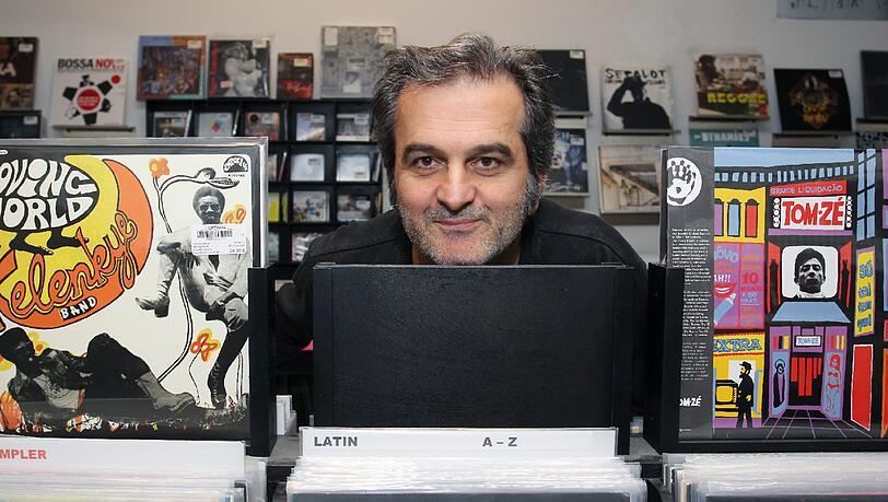 Christos Davidopoulos von "Optimal Records" hat im Roman von Georg M. Oswald einen Kurzauftritt. Christos Davidopoulos von "Optimal Records" hat im Roman von Georg M. Oswald einen Kurzauftritt.