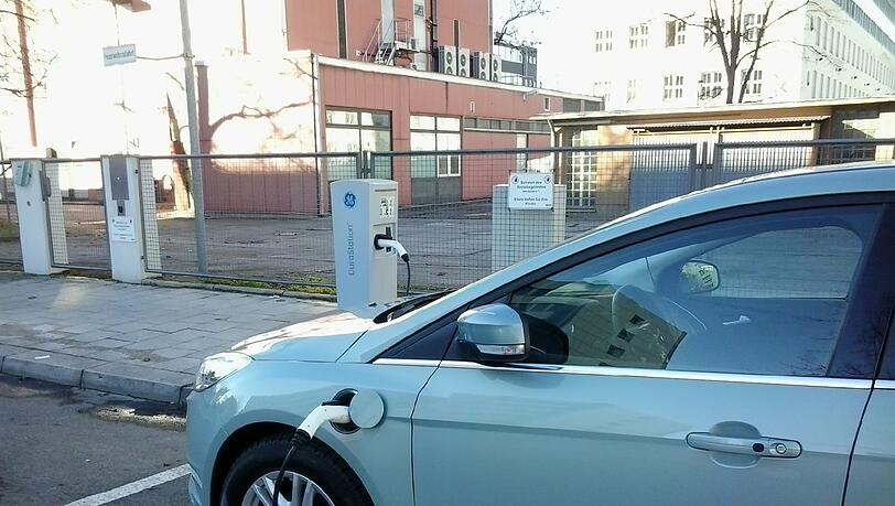 Gratis-Tanken - welch ein Luxus! Aber ob der Saft auch bis nach Hause reichen wird? Gratis-Tanken - welch ein Luxus! Aber ob der Saft auch bis nach Hause reichen wird?
