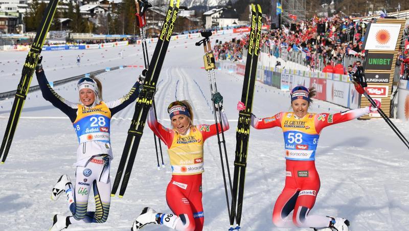 Therese Johaug (M) und Ingvild Flugstad Östberg (r) und Frida Karlsson feiern in Seefeld ihre Langlauf-Medaillen. Therese Johaug (M) und Ingvild Flugstad Östberg (r) und Frida Karlsson feiern in Seefeld ihre Langlauf-Medaillen.