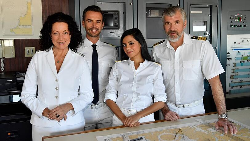 Mit Barbara Wussow (l.), Florian Silbereisen und Daniel Morgenroth (r.): Seit 2021 steht Collien Ulmen-Fernandes für "Das Traumschiff" vor der Kamera. Mit Barbara Wussow (l.), Florian Silbereisen und Daniel Morgenroth (r.): Seit 2021 steht Collien Ulmen-Fernandes für "Das Traumschiff" vor der Kamera.