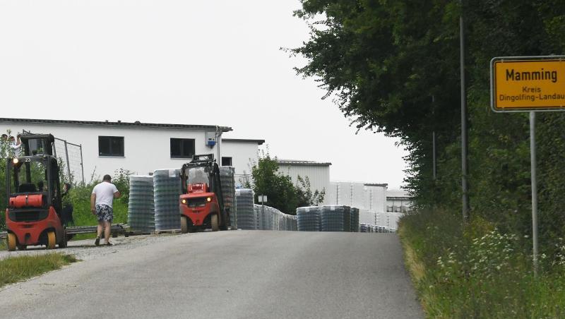 Arbeiter errichten einen Zaun um die Wohngebäude eines Betriebes in Mamming. Foto: Angelika Warmuth/dpa/Archivbild Arbeiter errichten einen Zaun um die Wohngebäude eines Betriebes in Mamming. Foto: Angelika Warmuth/dpa/Archivbild