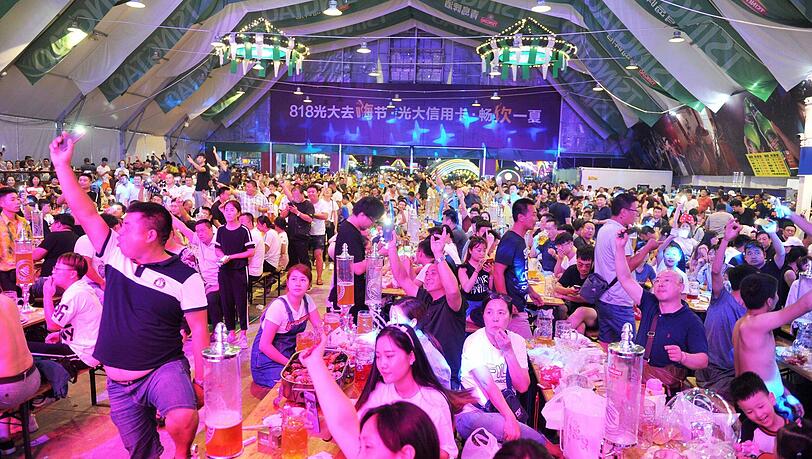 In Qingdao findet Jahr für Jahr ein Wiesn-Ableger statt – so sieht es vor Ort aus.