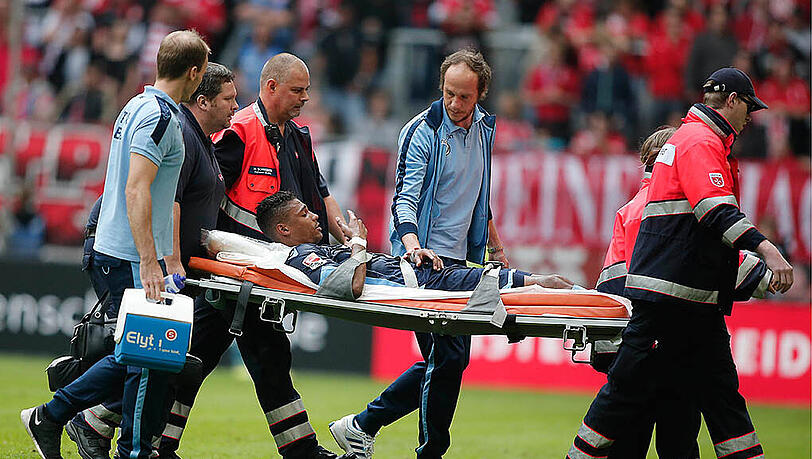 Schockmoment: Rubin Okotie wird mit einer trage vom Platz gebracht. Schockmoment: Rubin Okotie wird mit einer trage vom Platz gebracht.