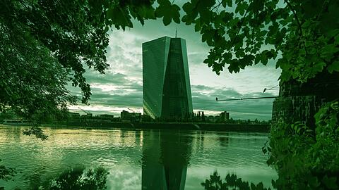 Die Zentrale der EZB spiegelt sich im Abendlicht im Main. Auch sie muss gegen den Klimawandel vorgehen, um Inflation zu verhindern. Foto: dpa Die Zentrale der EZB spiegelt sich im Abendlicht im Main. Auch sie muss gegen den Klimawandel vorgehen, um Inflation zu verhindern. Foto: dpa