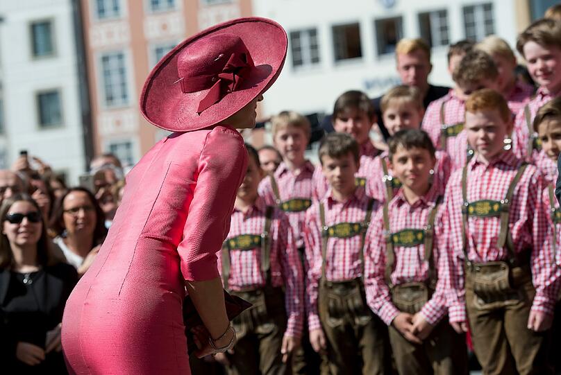 Königin Maxima und ihr Mann Willem-Alexander werden vom Tölzer Knabenchor begrüßt.