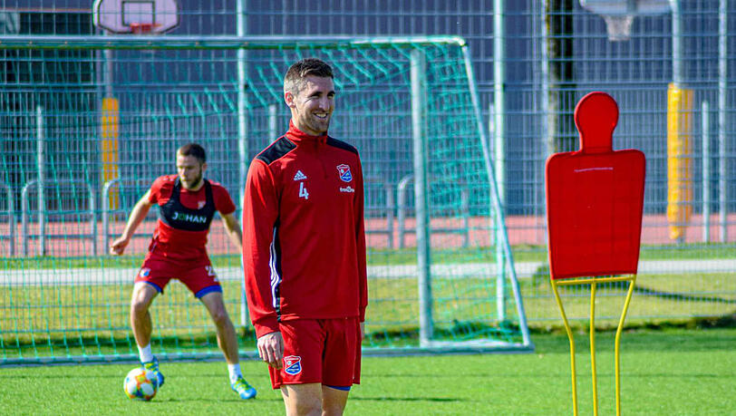 Dominik Winkler beim Training, im Hintergrund ist Ex-Löwe Dominik Stahl zu sehen. Dominik Winkler beim Training, im Hintergrund ist Ex-Löwe Dominik Stahl zu sehen.