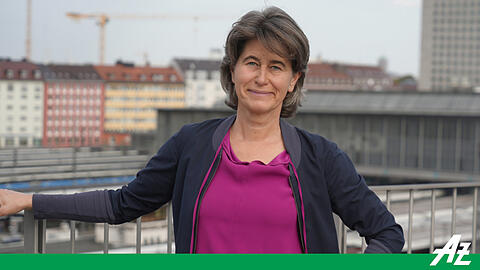 Umweltreferentin Christine Kugler auf dem Dach des Nachbarreferats für Bildung und Sport. Im Hintergrund: der Hauptbahnhof. Umweltreferentin Christine Kugler auf dem Dach des Nachbarreferats für Bildung und Sport. Im Hintergrund: der Hauptbahnhof.