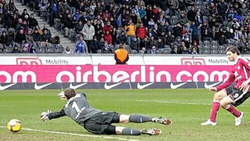 Höchstwahrscheinlich der Goldene Schuss für den Club und der Todesstoß für Hertha: Angelos Charisteas trifft gegen Jaroslav Drobny zum 2:1. Höchstwahrscheinlich der Goldene Schuss für den Club und der Todesstoß für Hertha: Angelos Charisteas trifft gegen Jaroslav Drobny zum 2:1.