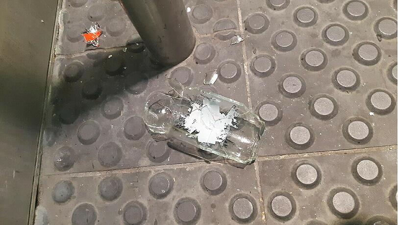 Die zerbrochene Glasflasche. Die zerbrochene Glasflasche.