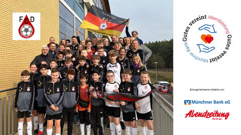 Spieler, Betreuer und Eltern zusammen auf einem Vereinsfoto des FC Diabetes Spieler, Betreuer und Eltern zusammen auf einem Vereinsfoto des FC Diabetes
