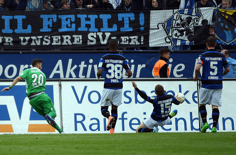 Valdet Rama (l.) erzielt aus spitzem Winkel das 1:0 für den TSV 1860 München im Spiel beim FSV Frankfurt.