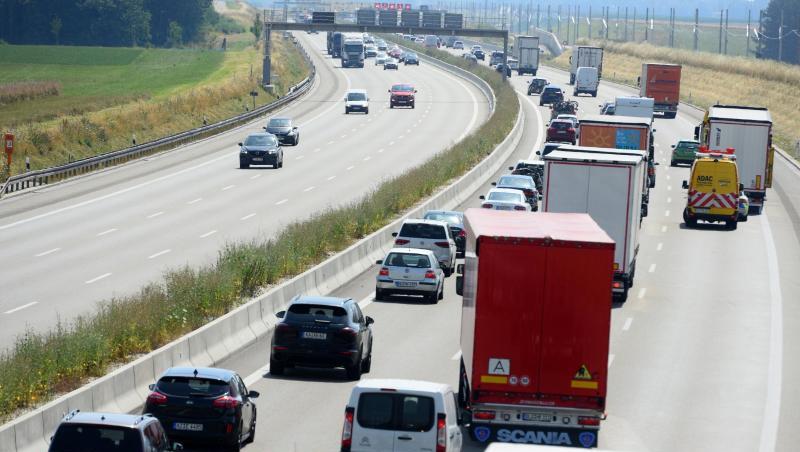 Autos und Lastwagen fahren auf eienr Autobahn. Foto: Stefan Puchner/dpa/Archivbild Autos und Lastwagen fahren auf eienr Autobahn. Foto: Stefan Puchner/dpa/Archivbild