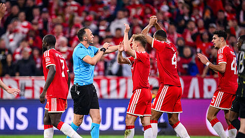 Der FC Bayern protestierte im Rückspiel gegen PSG, weil es keinen Hand-Elfmeter gab. Der FC Bayern protestierte im Rückspiel gegen PSG, weil es keinen Hand-Elfmeter gab.