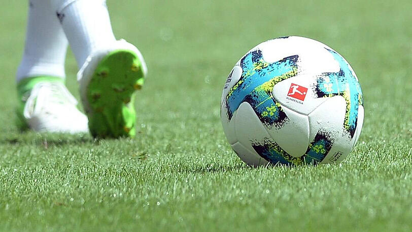 Bald rollt er endlich wieder, der Ball. Bald rollt er endlich wieder, der Ball.