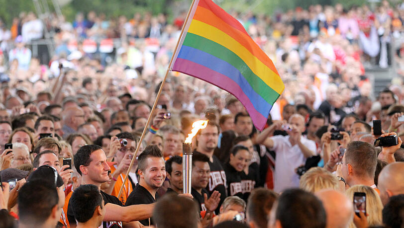 Die Teilnehmer der Gay Games tragen am Samstag (07.08.2010) in Köln auf der Abschlussveranstaltung der Gay Games am letzten Tag der siebentägigen Sportveranstaltung die Flamme ein letztes Mal zur Schale. An den Sportspielen für Schwule und Lesben hatten mehrere tausend Sportler aus rund 70 Nationen teilgenommen. Foto: Roland Weihrauch dpa/lnw ++ +++ dpa-Bildfunk +++ Die Teilnehmer der Gay Games tragen am Samstag (07.08.2010) in Köln auf der Abschlussveranstaltung der Gay Games am letzten Tag der siebentägigen Sportveranstaltung die Flamme ein letztes Mal zur Schale. An den Sportspielen für Schwule und Lesben hatten mehrere tausend Sportler aus rund 70 Nationen teilgenommen. Foto: Roland Weihrauch dpa/lnw ++ +++ dpa-Bildfunk +++