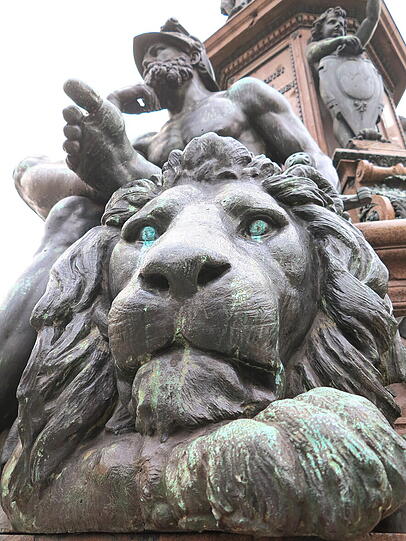 Der Löwe am Maxmonument. Der Löwe am Maxmonument.