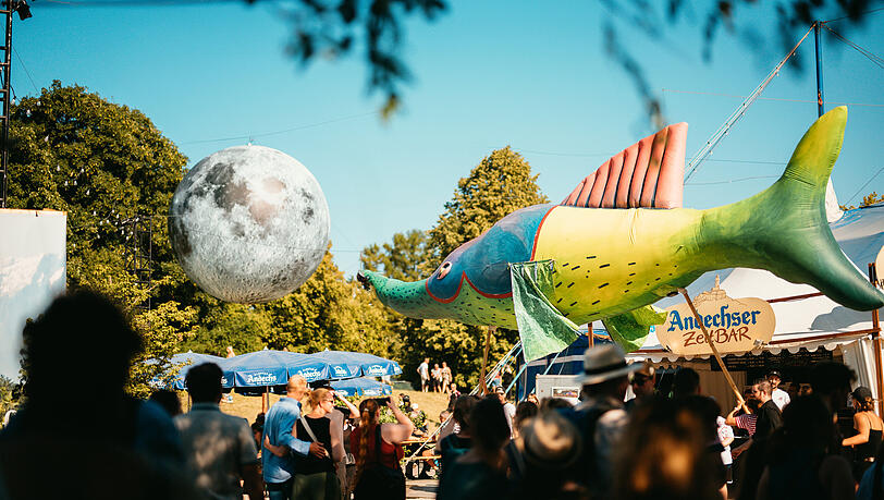 Auf dem sonnigen Festivalgelände des Sommer-Tollwoods kann es auch ganz schön heiß werden. Die Veranstalter reagieren deshalb mit neuen Hitzeschutzmaßnahmen. Auf dem sonnigen Festivalgelände des Sommer-Tollwoods kann es auch ganz schön heiß werden. Die Veranstalter reagieren deshalb mit neuen Hitzeschutzmaßnahmen.