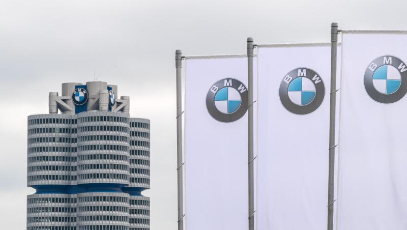Flaggen mit dem Logo des Münchner Autobauers BMW wehen vor der Olympiahalle. Foto: Sina Schuldt/Archivbild Flaggen mit dem Logo des Münchner Autobauers BMW wehen vor der Olympiahalle. Foto: Sina Schuldt/Archivbild