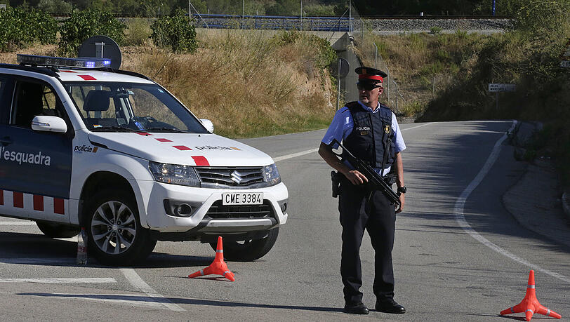Ein Polizist unweit der Stelle, an der Younes Abouyaaquoub erschossen wurde. Ein Polizist unweit der Stelle, an der Younes Abouyaaquoub erschossen wurde.